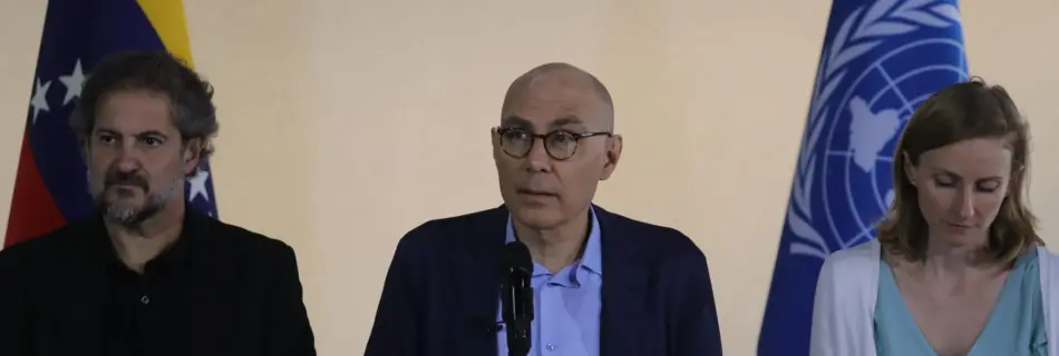 El Alto Comisionado de Derechos Humanos de ONU (Acnudh), Volker Türk (c), junto a Hélène Devaux, Coordinadora de la Oficina del Alto Comisionado de las Naciones Unidas para los Derechos Humanos en Venezuela, y José Aranez, representante del Alto Comisionado de la ONU para el caso de Venezuela, participan en una rueda de prensa en el Aeropuerto Simón Bolívar, hoy en Venezuela