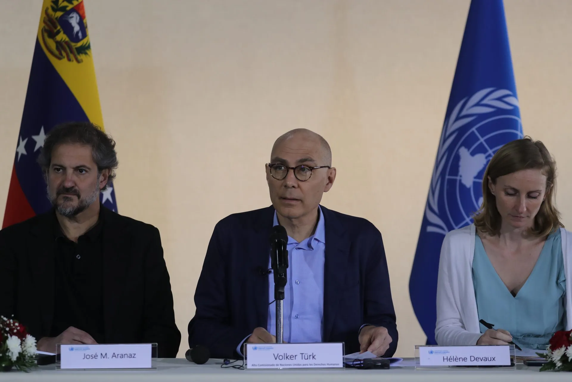 El Alto Comisionado de Derechos Humanos de ONU (Acnudh), Volker Türk (c), junto a Hélène Devaux, Coordinadora de la Oficina del Alto Comisionado de las Naciones Unidas para los Derechos Humanos en Venezuela, y José Aranez, representante del Alto Comisionado de la ONU para el caso de Venezuela, participan en una rueda de prensa en el Aeropuerto Simón Bolívar, hoy en Venezuela