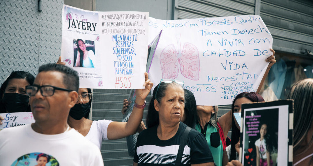 Personas protestando por situación de fibrosis quística en Venezuela