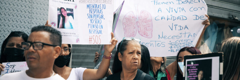 Personas protestando por situación de fibrosis quística en Venezuela