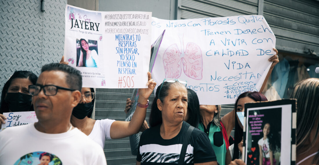 Personas protestando por situación de fibrosis quística en Venezuela