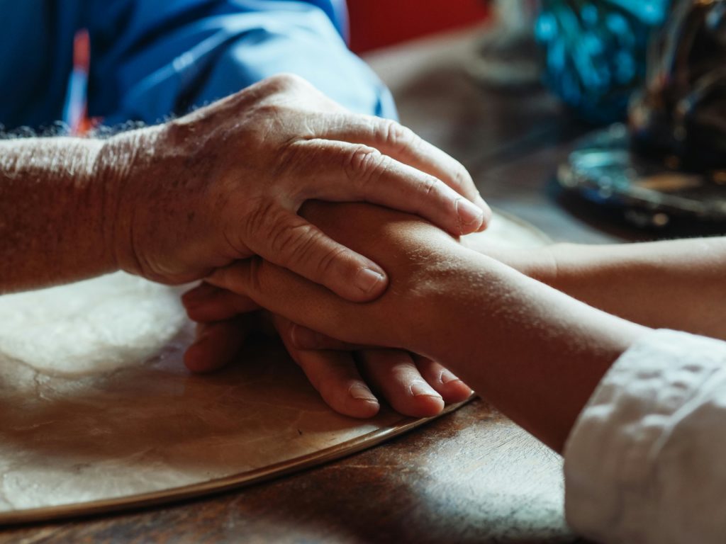 Reconociendo a quienes cuidan: Día Internacional de las Personas Cuidadoras